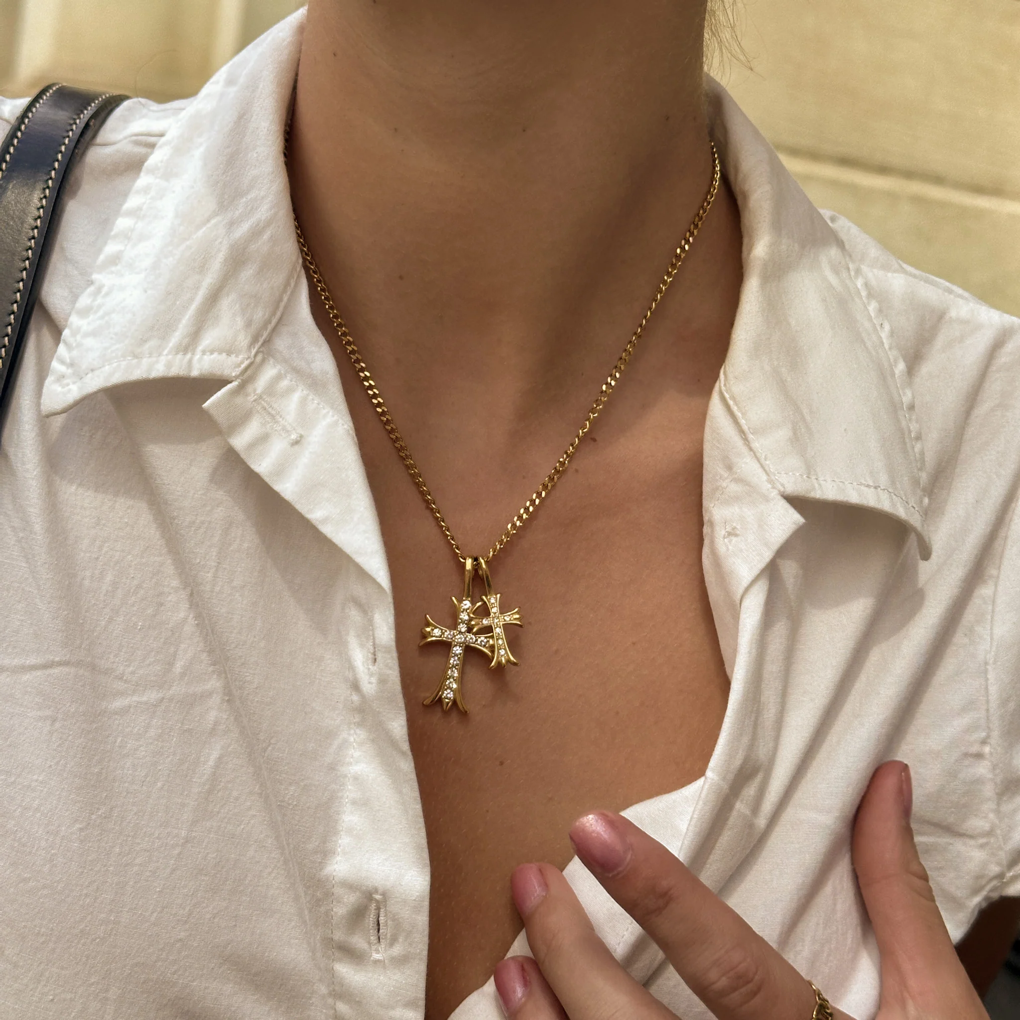 VALERIA CROSS NECKLACE GOLD - Image 3