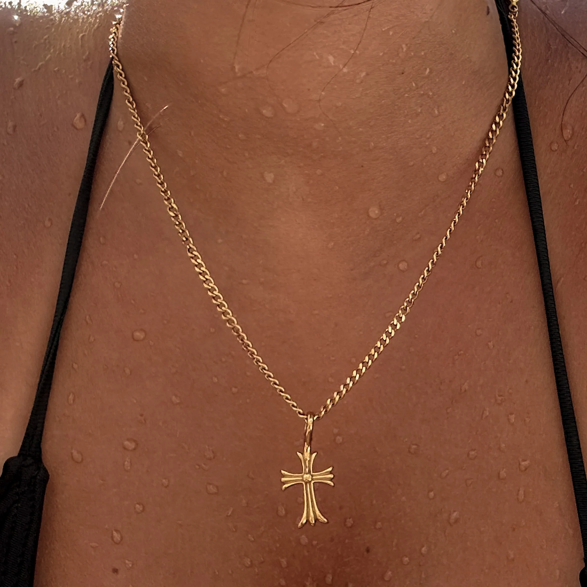 VALERIA CROSS NECKLACE GOLD - Image 4